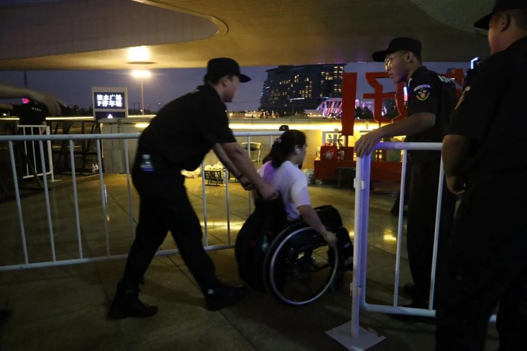 C:/Users/Administrator/Desktop/臺風(fēng)“貝碧嘉”來襲，南京保安積極應(yīng)對，“守”護(hù)萬家團(tuán)圓！/13.jpg13