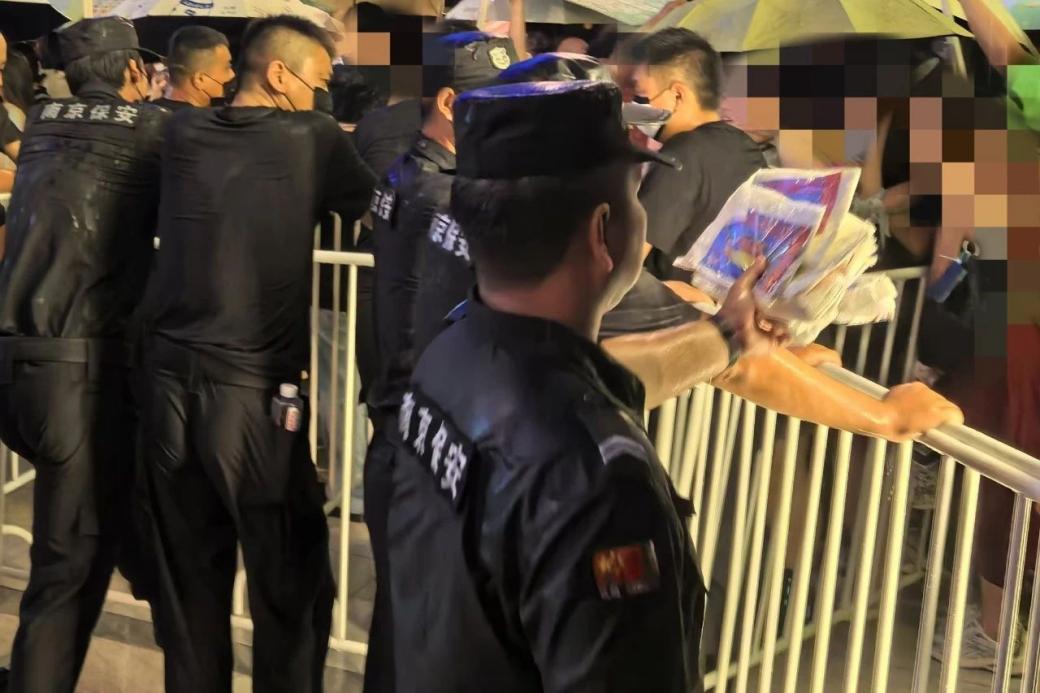 C:/Users/Administrator/Desktop/臺風(fēng)“貝碧嘉”來襲，南京保安積極應(yīng)對，“守”護(hù)萬家團(tuán)圓！/11.jpg11