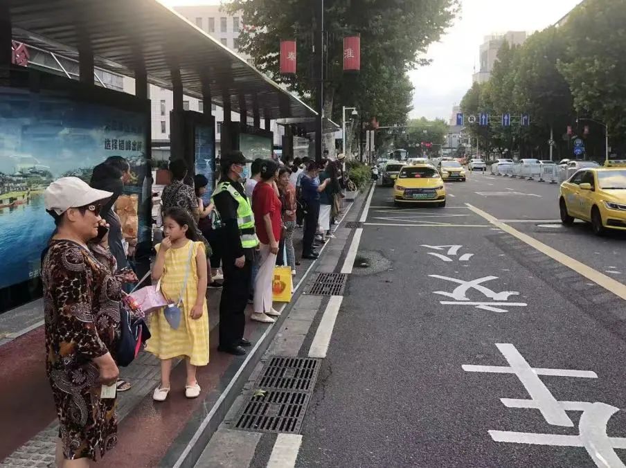 C:/Users/Administrator/Desktop/臺風(fēng)“貝碧嘉”來襲，南京保安積極應(yīng)對，“守”護(hù)萬家團(tuán)圓！/2.jpg2