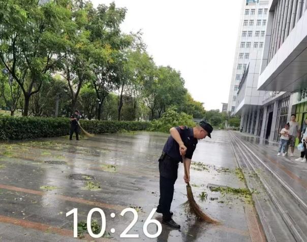 C:/Users/BA/Desktop/風雨過后南京保安迅速行動，恢復安“寧”面貌/5.jpg5
