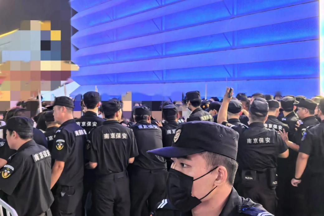 C:/Users/Administrator/Desktop/臺風(fēng)“貝碧嘉”來襲，南京保安積極應(yīng)對，“守”護(hù)萬家團(tuán)圓！/12.jpg12