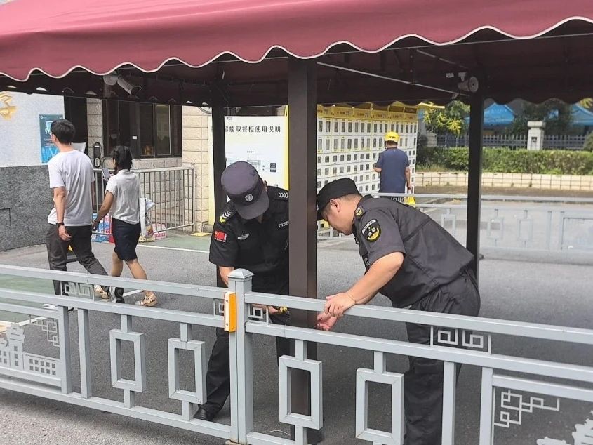 C:/Users/Administrator/Desktop/臺風(fēng)“貝碧嘉”來襲，南京保安積極應(yīng)對，“守”護(hù)萬家團(tuán)圓！/4.jpg4