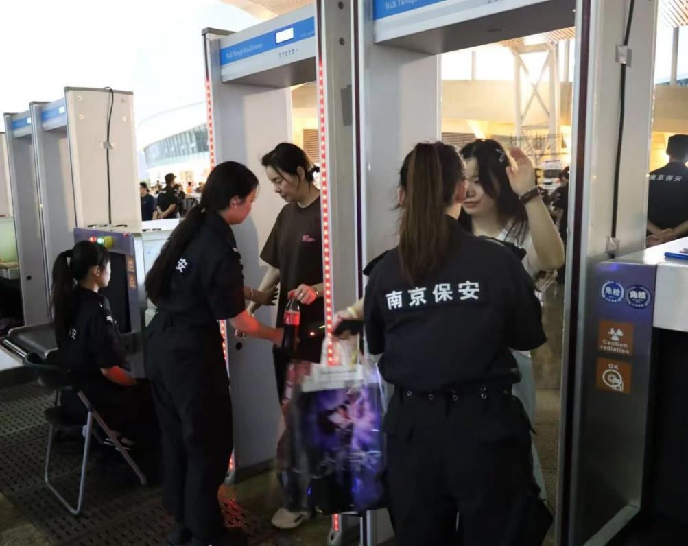 C:/Users/Administrator/Desktop/“安保鐵軍、硬核保障”2024系列報道四十二——南京市保安服務有限公司成功護航張碧晨「今兒個開心」十周年巡回演唱會南京站安保任務/2.jpg2