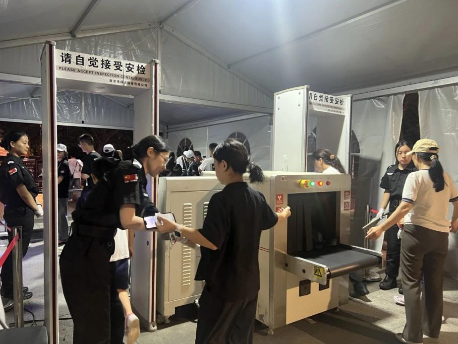 C:/Users/Administrator/Desktop/臺風(fēng)“貝碧嘉”來襲，南京保安積極應(yīng)對，“守”護(hù)萬家團(tuán)圓！/9.jpg9