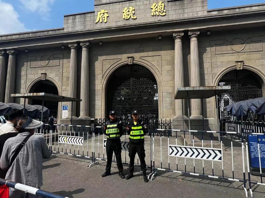 C:/Users/Administrator/Desktop/臺風(fēng)“貝碧嘉”來襲，南京保安積極應(yīng)對，“守”護(hù)萬家團(tuán)圓！/7.jpg7