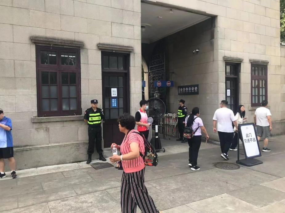 C:/Users/Administrator/Desktop/臺風(fēng)“貝碧嘉”來襲，南京保安積極應(yīng)對，“守”護(hù)萬家團(tuán)圓！/8.jpg8