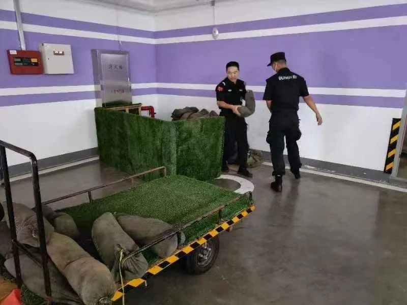 C:/Users/Administrator/Desktop/臺風(fēng)“貝碧嘉”來襲，南京保安積極應(yīng)對，“守”護(hù)萬家團(tuán)圓！/5.jpg5