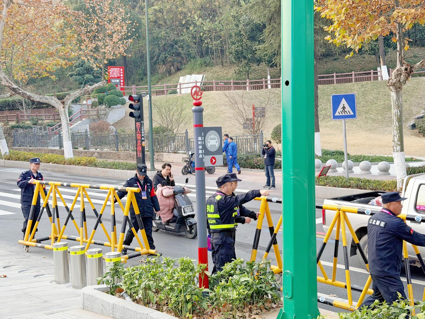 E:/25.12.10后 上傳網(wǎng)站留存/“保安衛(wèi)士”護(hù)航，熱血燃賽場！——南京市保安服務(wù)有限公司大廠分公司保障WCBA女籃聯(lián)賽激情開燃/照片/微信圖片_20251210163658_265_1.jpg微信圖片_20251210163658_265_1